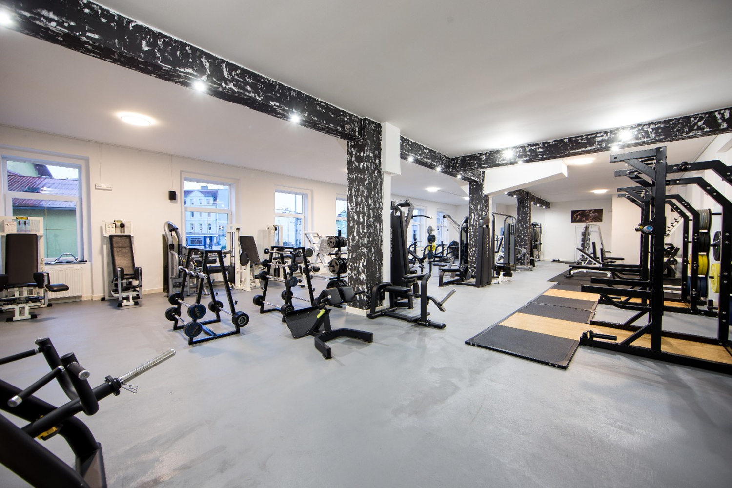 Prostorná silová zóna The Gym Aš s konstrukcemi a činkami