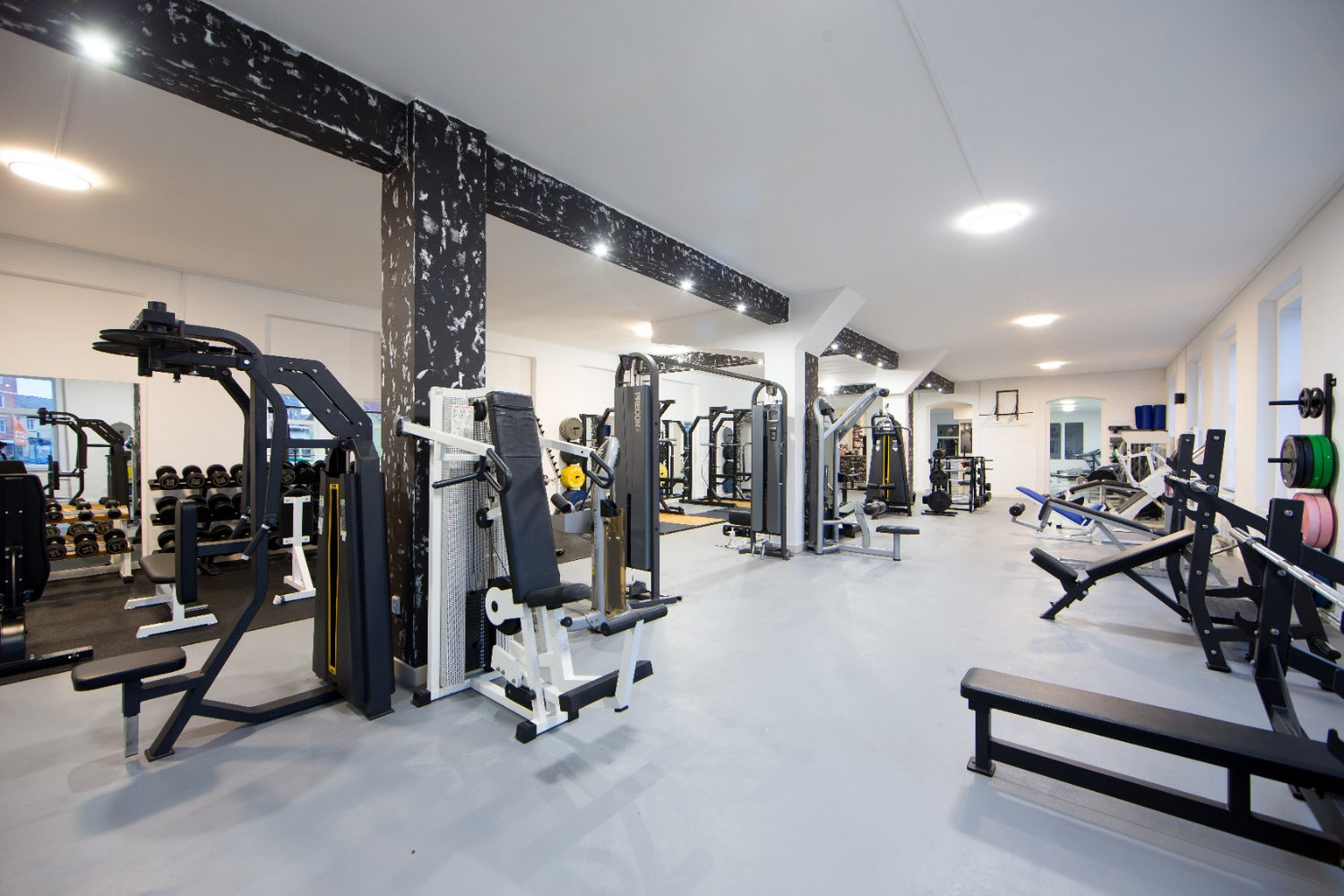 Silové stroje ve fitness centru