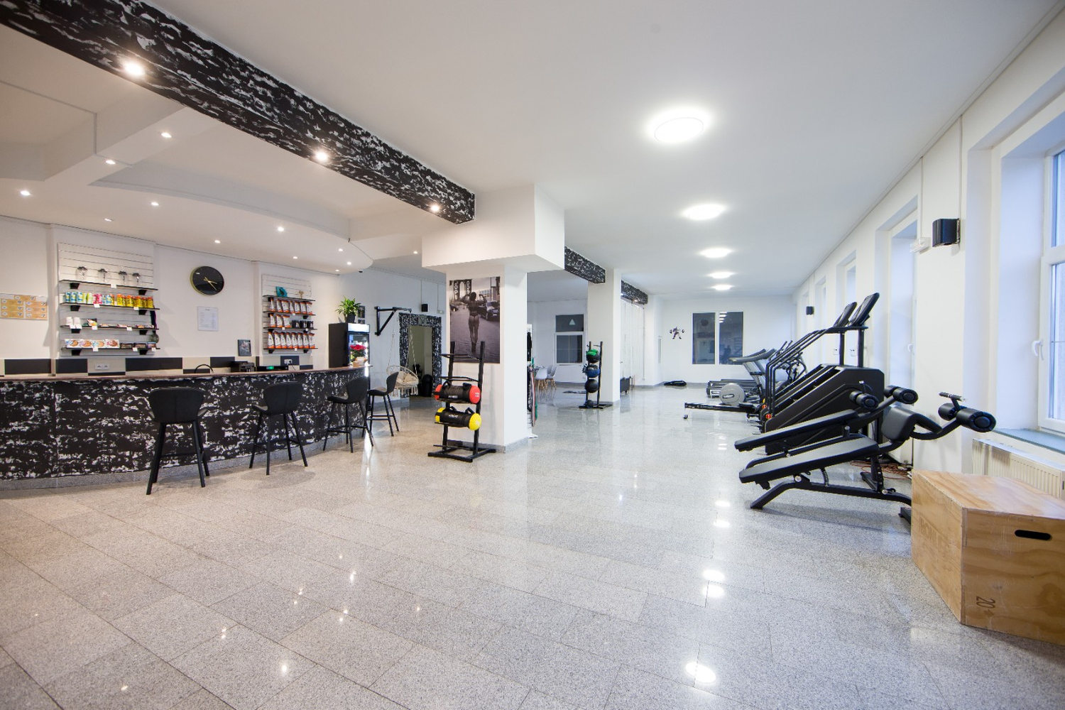 Recepce a bar fitness centra The Gym Aš